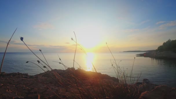 Cielo dramático con puesta de sol en el mar — Vídeos de Stock