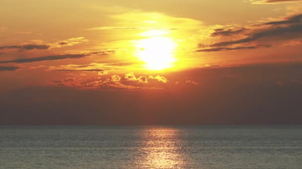 Dramatischer Himmel mit Sonnenuntergang am Meer — Stockvideo