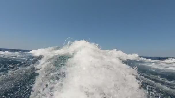 Salpicar agua de un barco a motor como material de fondo — Vídeos de Stock