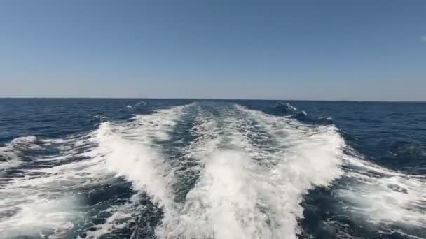 Salpicar agua de un barco a motor como material de fondo — Vídeo de stock