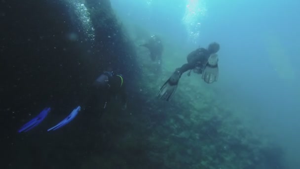 Unterwasser-Tauchgang im Wasser — Stockvideo