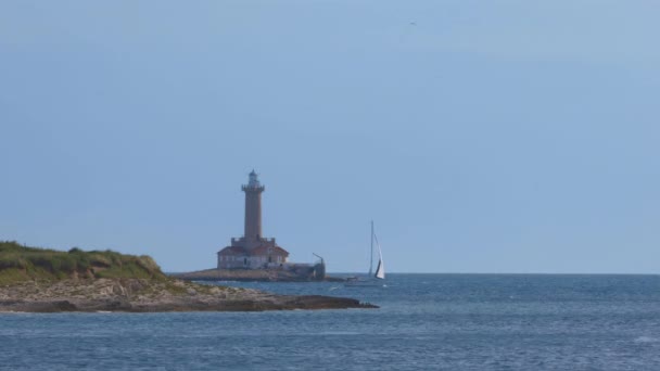 ボートと海の上に背の高い灯台 — ストック動画