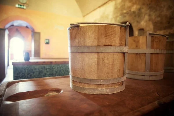 Balde de madeira na mesa de massagem de mármore — Fotografia de Stock