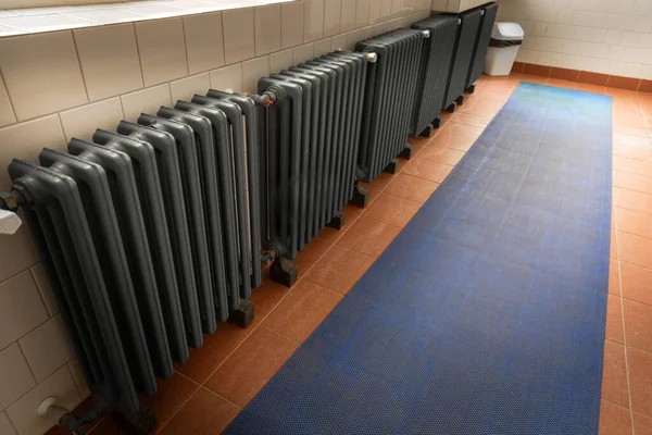 Många värmare i rad i stor korridor — Stockfoto