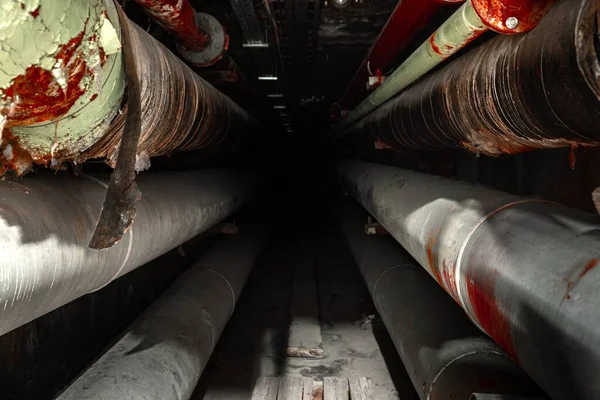 Temný podzemní tunel z trubek — Stock fotografie
