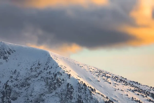 Majestätisches Hochgebirge mit Winterschnee — Stockfoto