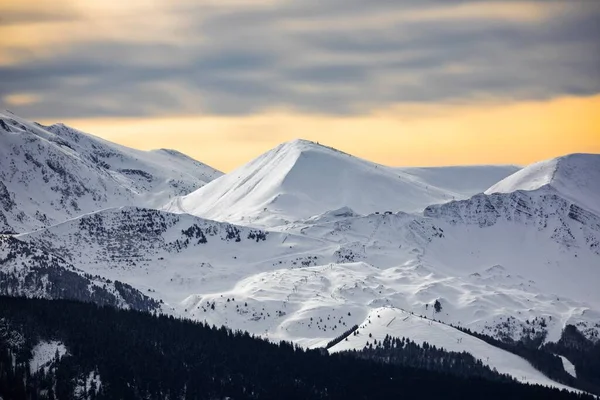 威严的高山，冬季白雪 — 图库照片