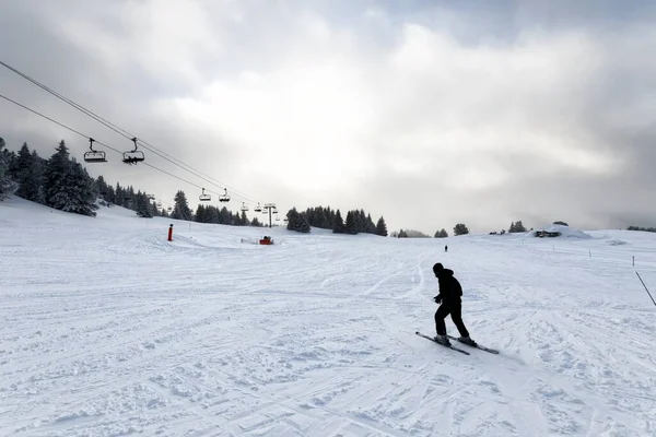 Sendero de esquí con pistas en clima nublado — Foto de Stock