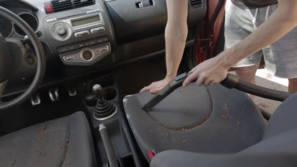 Homme nettoyage sale intérieur de voiture avec aspirateur — Video