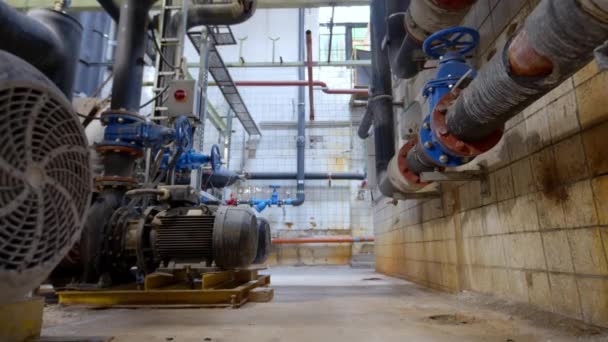 Sala de calderas llena de tubos de movimiento deslizante — Vídeos de Stock