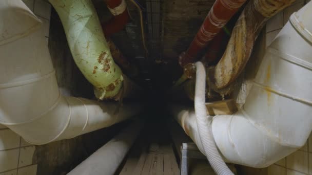 Donkere ondergrondse tunnel gemaakt van pijpen — Stockvideo