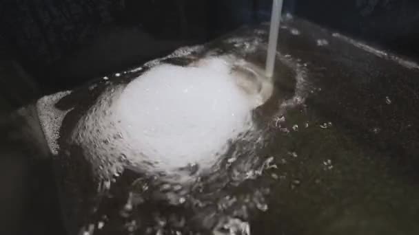 Αφρός και νερό στροβιλίζονται σε νιπτήρα — Αρχείο Βίντεο