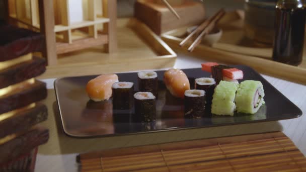 Placa de llenado con sushi japonés de primer plano — Vídeos de Stock