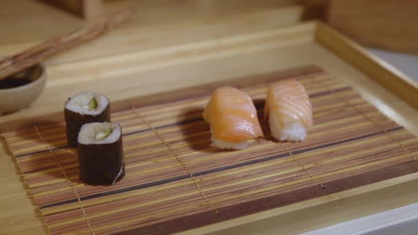 Płytka wypełniająca z japońskim zbliżeniem sushi — Wideo stockowe