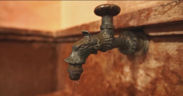 Vecchio lavabo in pietra con rubinetto decorativo con acqua che scorre — Video Stock