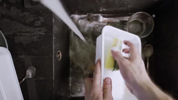 黒いシンクで汚れた食器を洗う — ストック動画