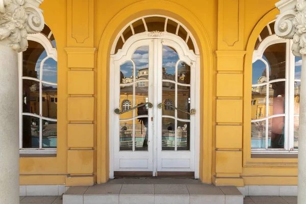 Velké bílé dveře na zdobené budově — Stock fotografie