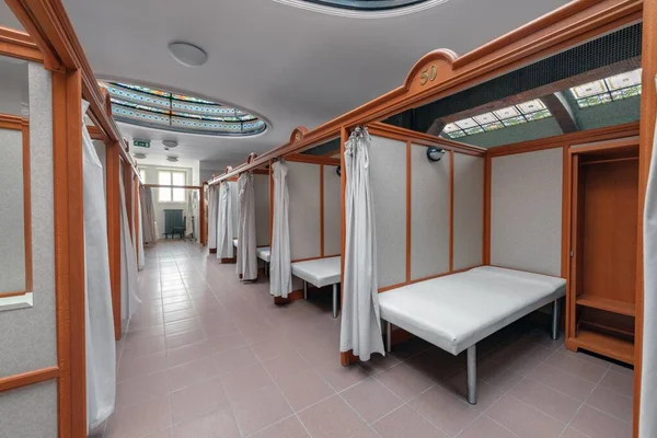 Sala massaggi nel salone spa — Foto Stock