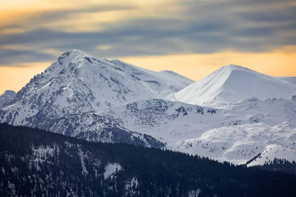 Kış karlı görkemli yüksek dağlar — Stok fotoğraf