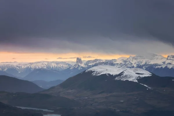 Majestätisches Hochgebirge mit Winterschnee — Stockfoto