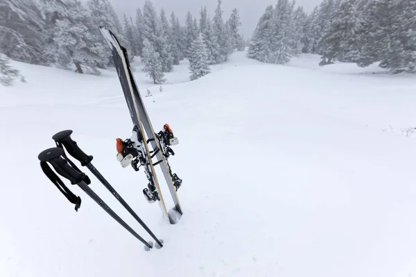 Equipamento de esqui na neve em encostas nevadas — Fotografia de Stock