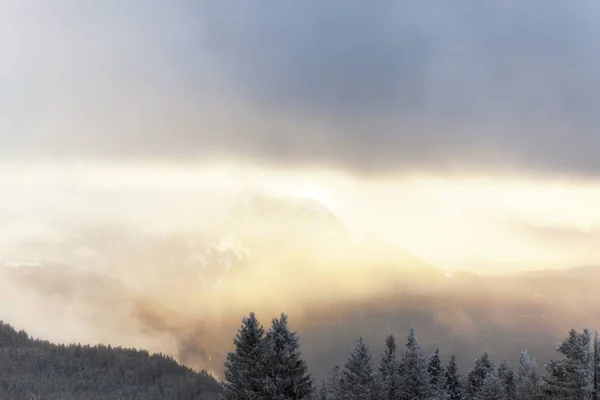 威严的高山，冬季白雪 — 图库照片