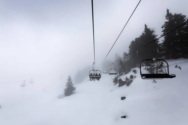 Remonte en los Alpes en las pistas — Foto de Stock