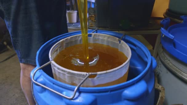 Surowy miód wylewający materiał z bliska — Wideo stockowe