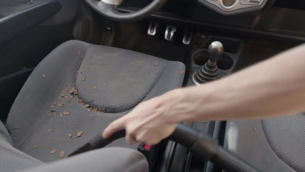 Mann reinigt schmutzigen Autoinnenraum mit Staubsauger — Stockvideo