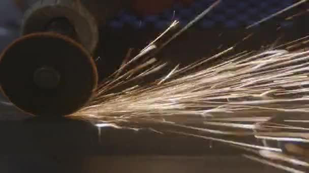 切割钢棒时带有火花的钢刀 — 图库视频影像