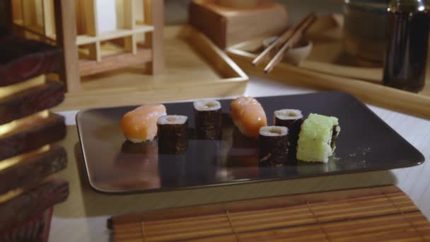 Placa de llenado con sushi japonés de primer plano — Vídeos de Stock