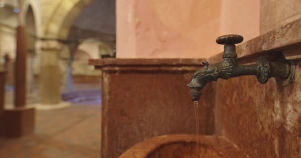 Oude stenen wastafel met decoratieve kraan met stromend water — Stockvideo