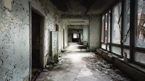 Corridoio abbandonato dell'edificio ospedaliero — Video Stock