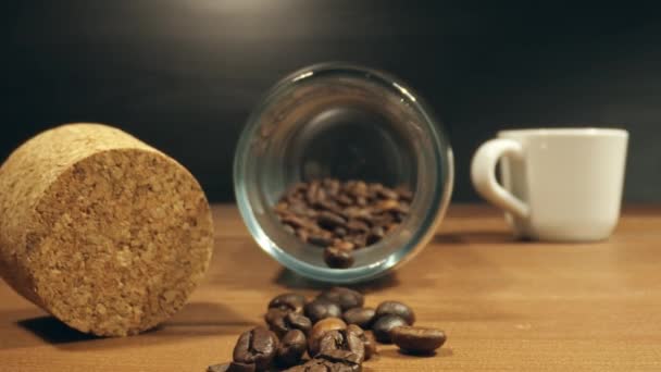 Grains de café torréfiés sur la table en mouvement de caméra — Video