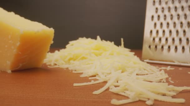 Parmesankäse auf dem Tisch als Unverschämtheit in Kamerafahrt — Stockvideo
