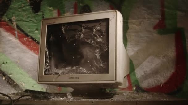 2020.09.12, BUDAPEST: La vieja pantalla de Samsung que se rompe, la tecnología obsoleta ya no se utiliza debido al rápido desarrollo — Vídeos de Stock