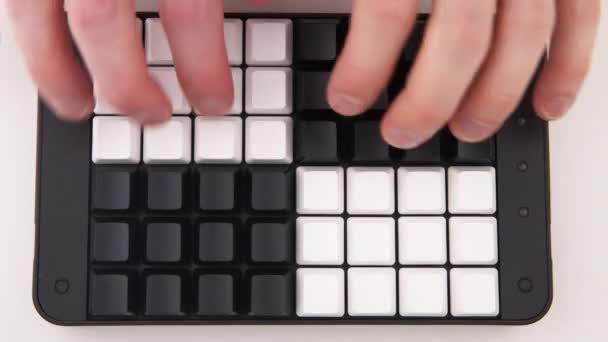 Rychlé psaní rukou na neoznačené klávesnici — Stock video
