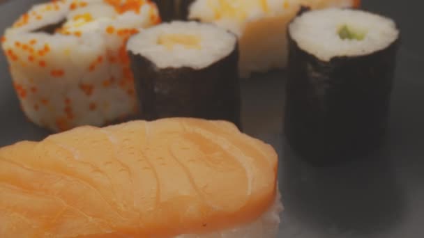 Sushi na desce s pohybem kamery makro záběry — Stock video