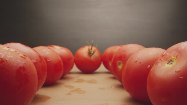 Macro-beelden in beweging van enkele tomaten op de tafel — Stockvideo