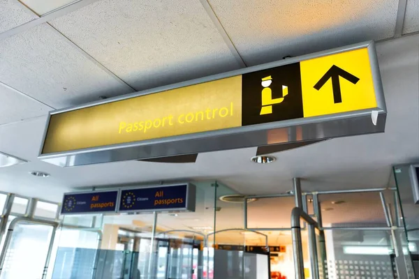 Skyltar för gränskontroll vid en internationell flygplatsterminal — Stockfoto