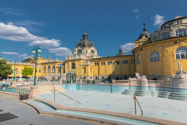 Венгерский спа и баня снаружи — стоковое фото