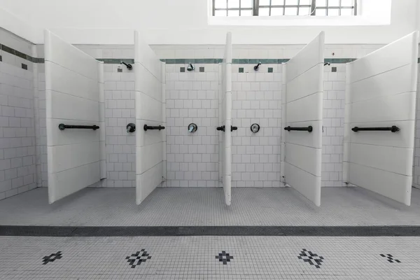 Kleurrijke en sierlijke douchecabines in badhuis — Stockfoto