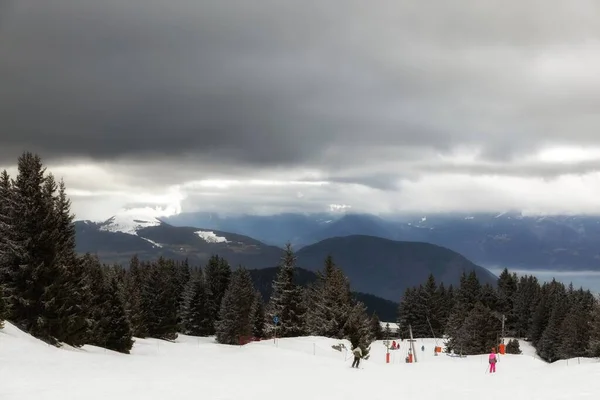 Piste de ski en montagne — Photo