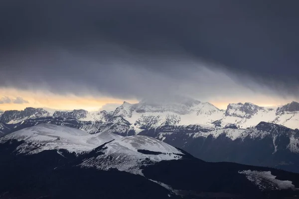 Величественные высокие горы с зимним снегом — стоковое фото