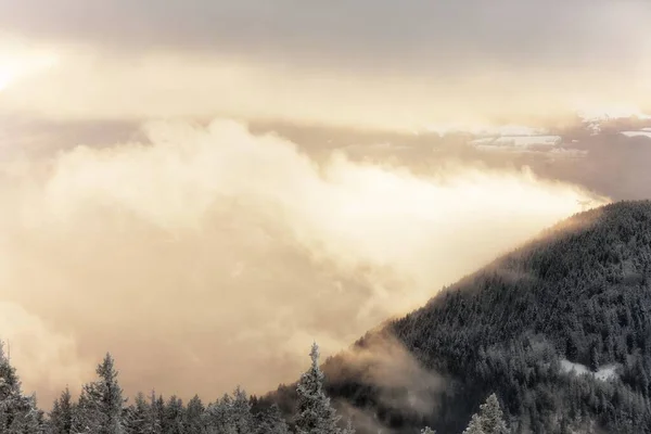 威严的高山，冬季白雪 — 图库照片