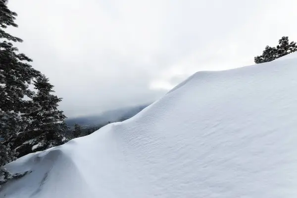 Neige blanche pure intacte dans la station du ciel — Photo