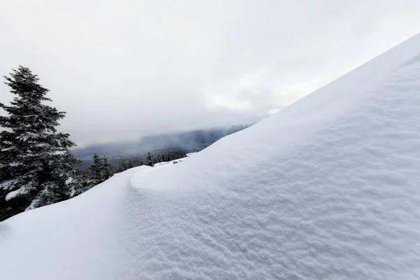 Ren vit orörd snö på himlen resort — Stockfoto