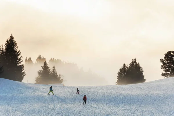 斜面と霧のスキーパス — ストック写真