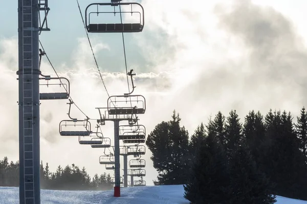 Remonte en los Alpes en las pistas — Foto de Stock