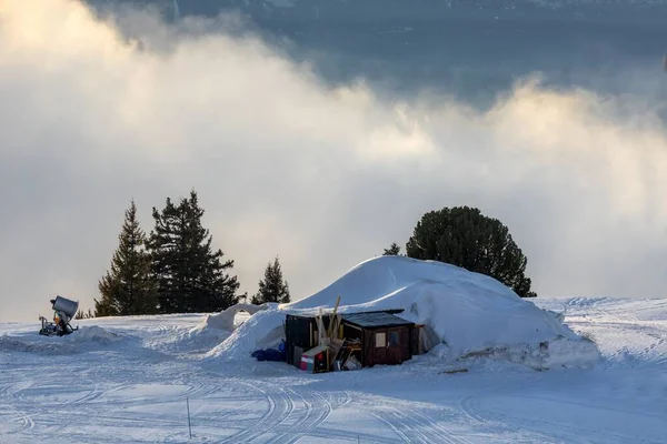 Liten snötäckt stuga i fjällen — Stockfoto